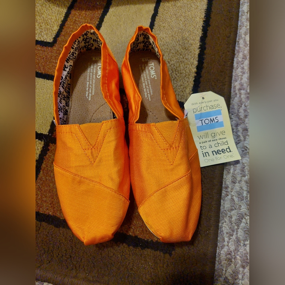 A pair of toms Women says 9.